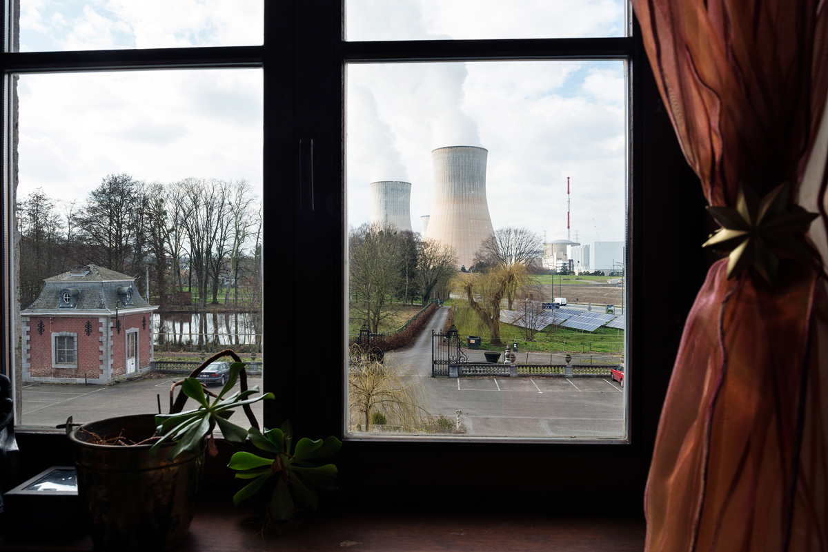 De kerncentrale van Tihange, België. De zonnepanelen rechts leveren energie aan een dichtbij gelegen hotel (Nick Hannes / HH)