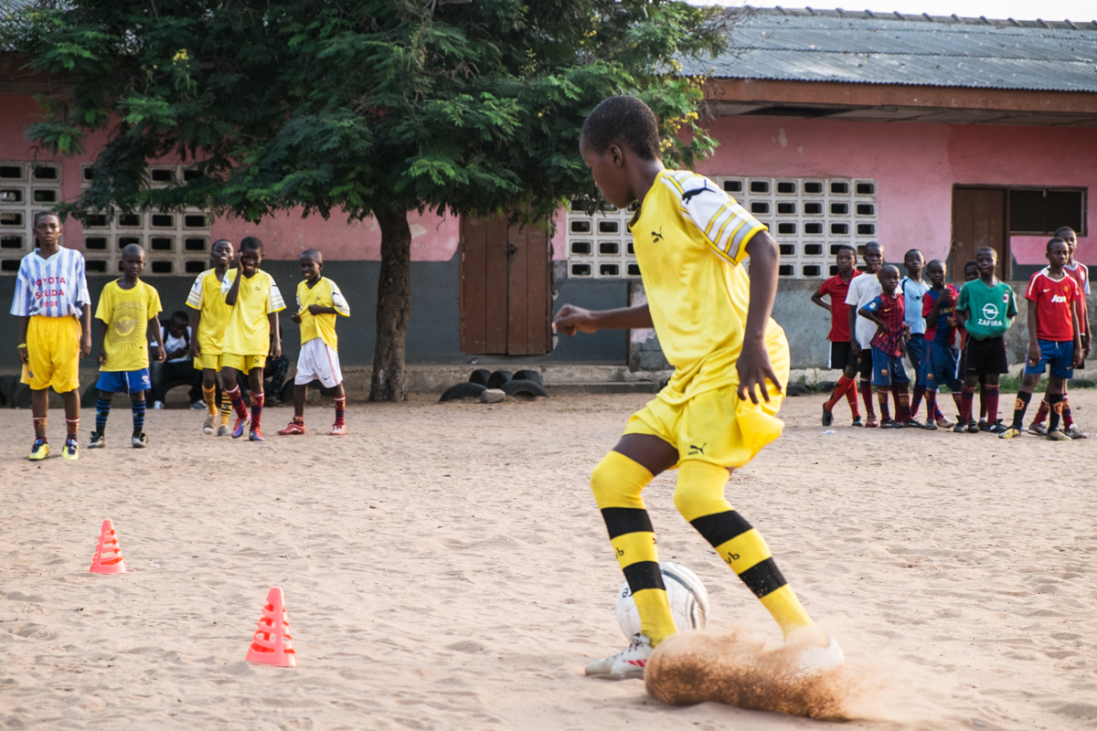 Training bij de Barcelona Soccer Academy in Accra, Ghana. (Hester den Boer)